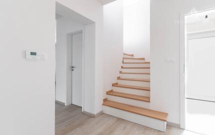 EXKLUZÍVNE NA PREDAJ KOMFORTNÝ 5-IZBOVÝ RODINNÝ DOM V MODRE