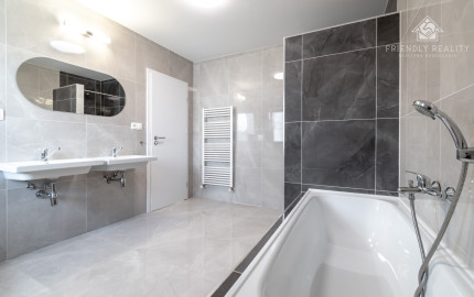*Exkluzívne*5-IZBOVÁ NOVOSTAVBA V MODRE | 142 m² | CENTRUM  A ŠKOLY  NA DOSAH |ZÁHRADA |A0|