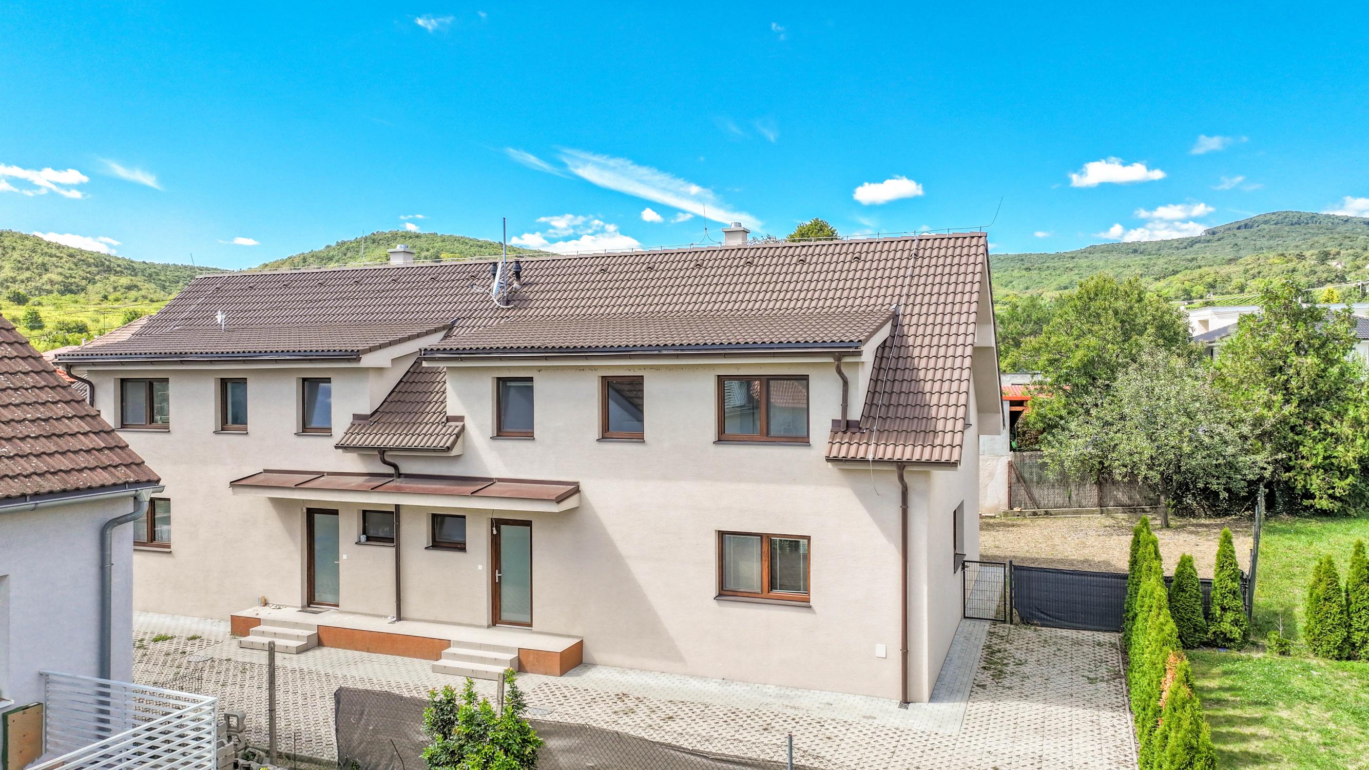 EXKLUZÍVNE NA PREDAJ KOMFORTNÝ 5-IZBOVÝ RODINNÝ DOM V MODRE